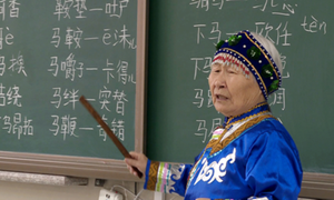 Cụ bà 79 tuổi mở lớp học miễn phí để bảo vệ ngôn ngữ dân tộc Oroqen