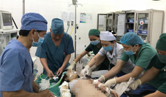 Hàng chục bác sĩ được huy động cứu bé gái bị tai nạn do chơi tàu lượn dịp Tết
