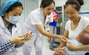 Bé 13 tháng tuổi nguy hiểm tính mạng do mẹ theo phong trào 'anti vắc xin'