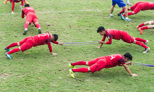 Cầu thủ U23 Việt Nam rèn thể lực với bài tập kéo dây