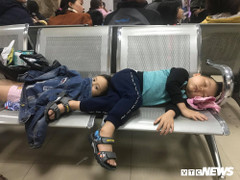 Ăn 'thịt bẩn, gà thối' ở trường mầm non: Phụ huynh cùng con vạ vật khắp bệnh viện chờ kết quả