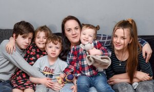 Kỳ lạ bà mẹ bị chẩn đoán vô sinh nhưng có tới 5 đứa con