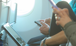 Phi công tiết lộ lý do hành khách phải tắt điện thoại trên máy bay