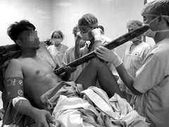 Chạy đua với thời gian cứu sống nam thanh niên bị ống sắt đâm thấu ngực