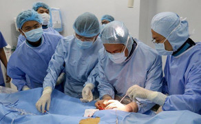 Lần đầu tiên một bệnh viện tuyến quận thực hiện can thiệp phình động mạch ngực bằng kỹ thuật cao