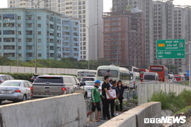 Ngày cuối nghỉ lễ, đường vào thành phố tắc hàng cây số, nhà xe thả khách ngay trên cao tốc