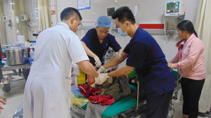 Người đàn ông bị thương nặng do lưỡi máy cắt cỏ chém ngang chân