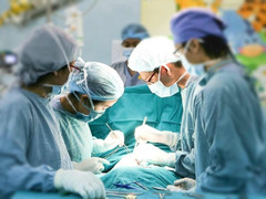 Nhảy từ ghế xuống đất, bé gái bị cây tre đâm thủng hậu môn