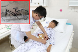 Tập đi xe đạp, bé trai ở Phú Thọ ngã vỡ ruột non