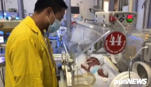 Bố ngắm nhìn con qua lồng kính sau ca mổ đặc biệt của người mẹ ung thư giai đoạn cuối