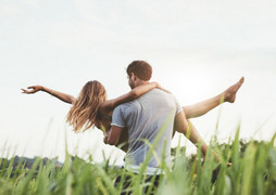 Bế bạn gái nặng 70kg để tỏ tình, nam thanh niên gãy tay, rách dây chằng