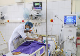 Phẫu thuật xuyên đêm cứu bé trai 4 tuổi bị cây gỗ đè đứt phế quản