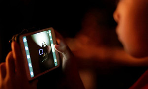 Nghiện điện thoại, bé gái 2 tuổi cận 9 đi-ốp