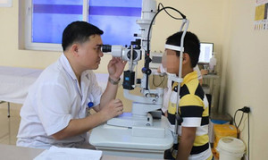 Bị gai cành hoa đâm vào mắt, bé trai 6 tuổi bị rách giác mạc, suýt mù