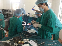 Đang phẫu thuật thì mất điện, bác sĩ phải dùng đèn pin cứu sống bệnh nhân