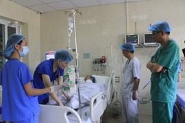 Cứu sống người đàn ông bị dao đâm xuyên cổ, đứt rời động mạch