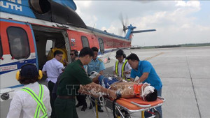 Trực thăng bay trong đêm đưa chiến sĩ bị thương nặng từ Trường Sa vào đất liền