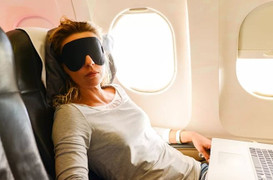 Những vật dụng nên mang theo trên máy bay để ngủ ngon