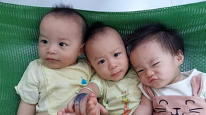 Sau 8 năm hiếm muộn, vợ chồng ôm nhau khóc khi đón cùng lúc 3 con