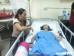 Nước mắt người mẹ nghèo ôm con nằm liệt giường chưa hẹn ngày tỉnh lại sau tai nạn nghiệt ngã