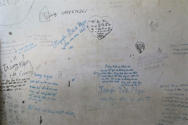 Xúc động những dòng chữ nguệch ngoạc kín bức tường loang lổ ở Bệnh viện E