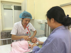 Uống nước lá cây lợi sữa, mẹ khiến con 24 ngày nhập viện nguy kịch