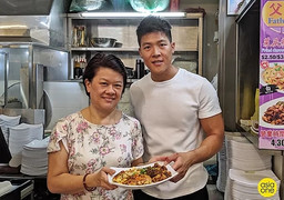 Chàng bán quầy ăn đường phố 'gây sốt' vì đẹp trai