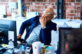 Nam giới làm việc quá nhiều dễ bị hói đầu