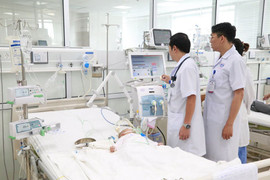 Bố mẹ dùng thuốc nam chữa bệnh cho con, bé trai 3 tuổi suýt chết