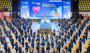 500 mẹ bầu cùng nhau tập Yoga xác lập kỷ lục Việt Nam