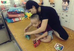 Cậu bé 4 tuổi chịu châm cứu mỗi ngày để biết đi, để đi học