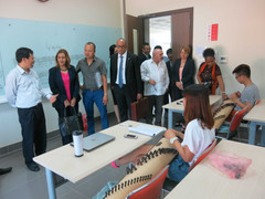 Bộ trưởng Khoa học Cu Ba thích thú nghe sinh viên Việt đánh đàn tranh