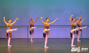 Nữ sinh trường CĐ Múa gợi cảm biểu diễn tốt nghiệp