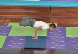 Chàng trai liệt nửa người khỏi bệnh nhờ Yoga