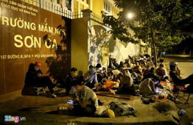 Phụ huynh thức xuyên đêm, ngủ vỉa hè chờ nộp hồ sơ xin học cho con vào mầm non