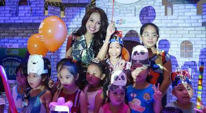 MC Vân Hugo bị hàng trăm khán giả nhí 'bao vây'