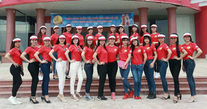 Hoa khôi sinh viên Hà Nội rạng rỡ trong chuyến tham quan thực tế