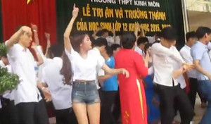 Clip thầy trò nhảy hỗn loạn trong lễ tốt nghiệp khiến dân mạng tranh cãi