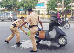 CSGT Hà Nội lao vào dập lửa cứu xe máy bốc cháy giữa đường