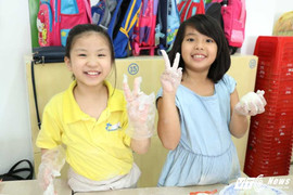 Học sinh Hà thành làm bánh Trung thu tặng người già neo đơn