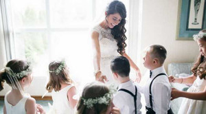 Xúc động cô giáo mời cả lớp bị bệnh Down dự lễ cưới