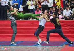 Nữ sinh cảnh sát bay người hạ gục ba thanh niên dưới mưa