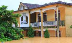 Ảnh: Trường học Hà Tĩnh chìm trong nước lũ, gần 60.000 học sinh không thể đến trường