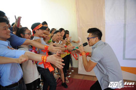 Trọng Hiếu Idol trong 'vòng vây' của gần 3.000 sinh viên ĐH Thái Nguyên