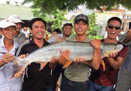 Nam thanh niên Hải Phòng vật lộn chiến đấu 'thủy quái sông Đà'