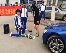 Nam sinh cầu hôn cô giáo bằng nhẫn kim cương khiến dân mạng xôn xao