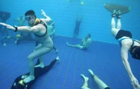 Nhịn thở làm ma-nơ-canh dưới đáy bể bơi sâu 6m khiến dân mạng thán phục