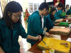 Học sinh Hà thành thích thú được tự tay làm tranh dân gian