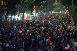 Biển người chen chân trên phố đi bộ trong đêm Noel