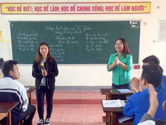 Cô giáo trẻ sáng tác dân ca ví dặm bằng tiếng Anh